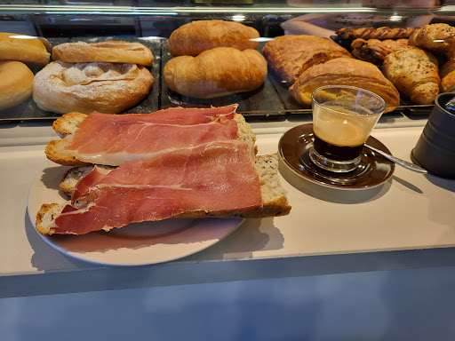 Cafe Sandra, Funes
