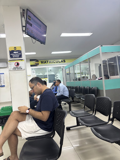 Detrás