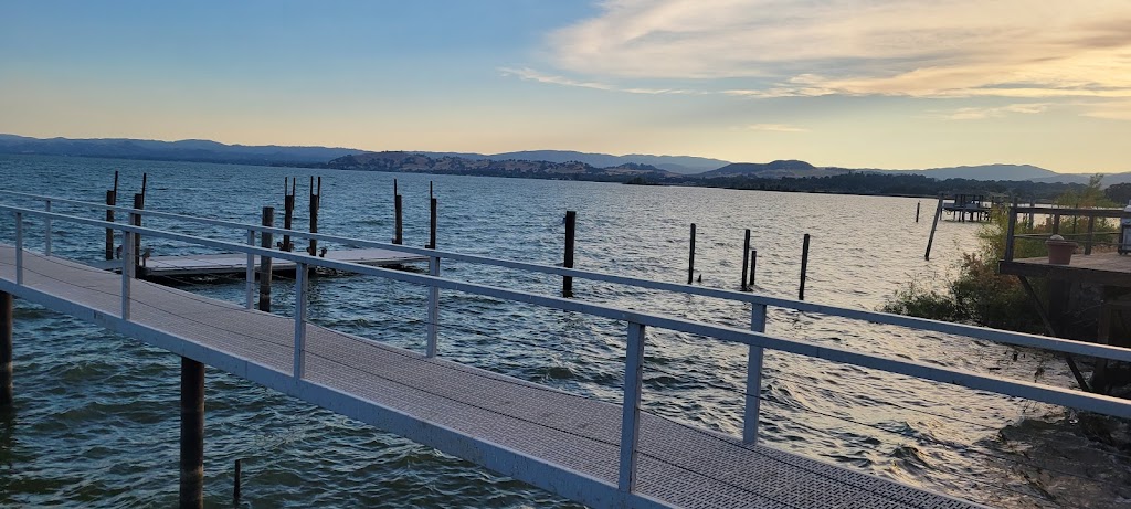 Boathouse Bar & Stowaway Grill