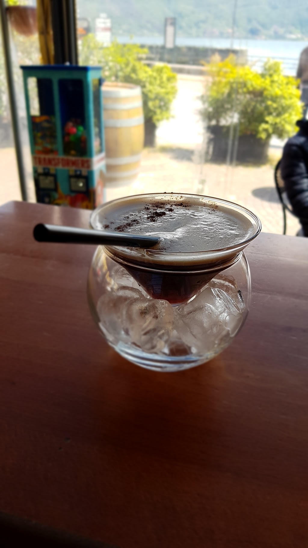 Bar, Dongo
