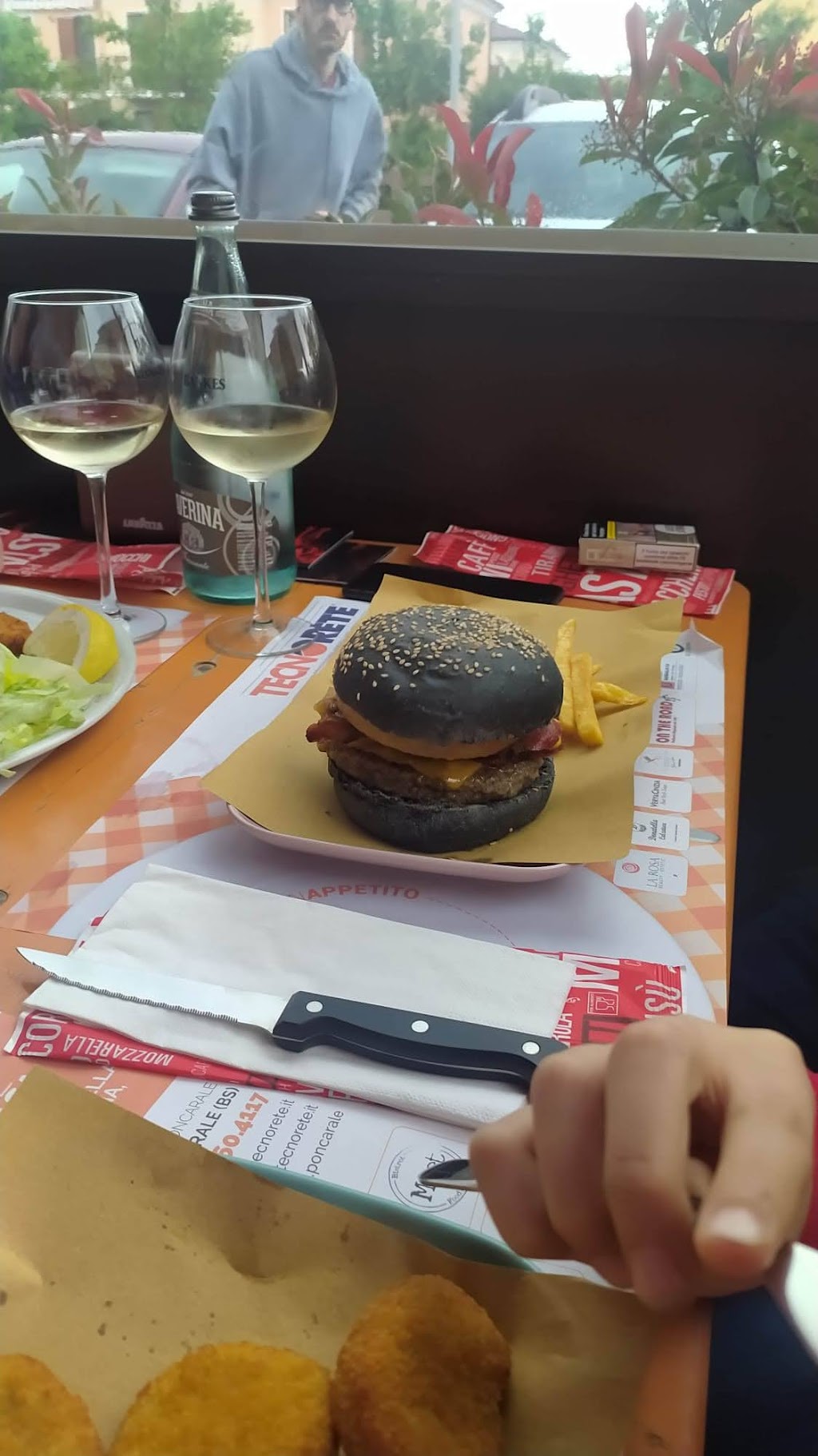 Hamburgeria dei fratelli Lombardi 20.20, Dello