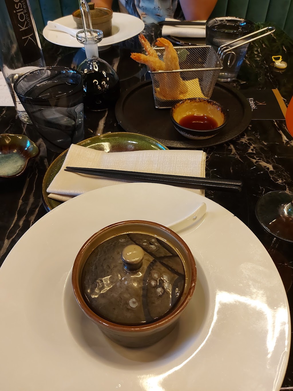 K Kaiseki Sushi Restaurant, Ambivere