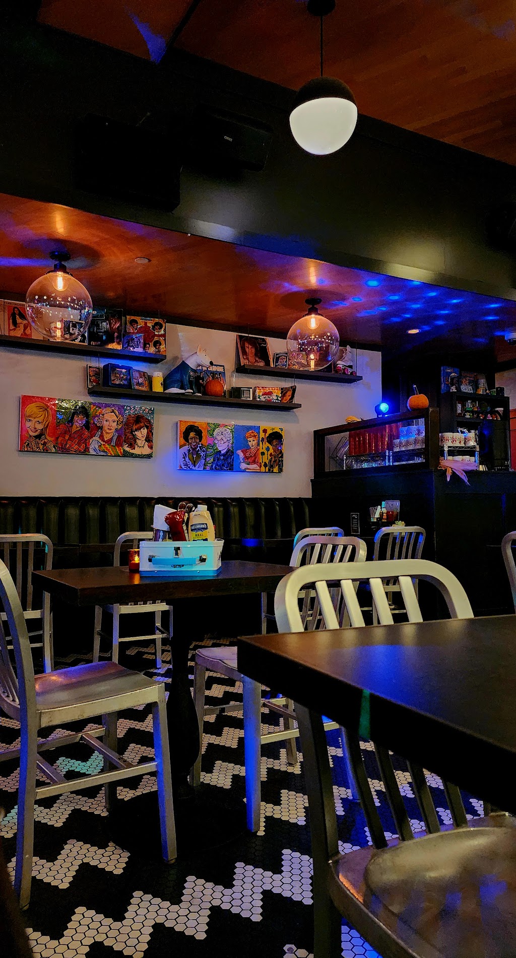 Mom's Kitchen & Bar