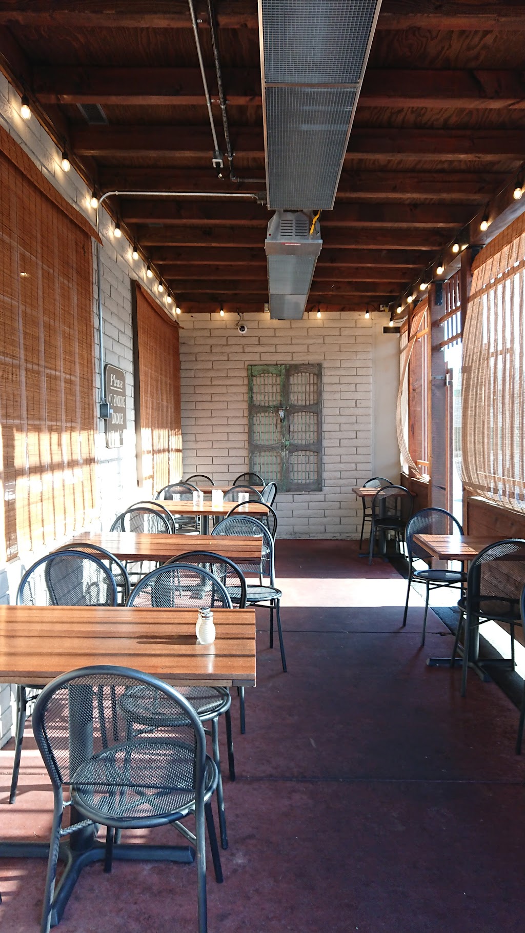 Ellie's Mutt Hut & Vegetarian Cafe