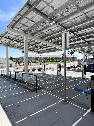 Tesla Customer Lounge, Kettleman City, CA