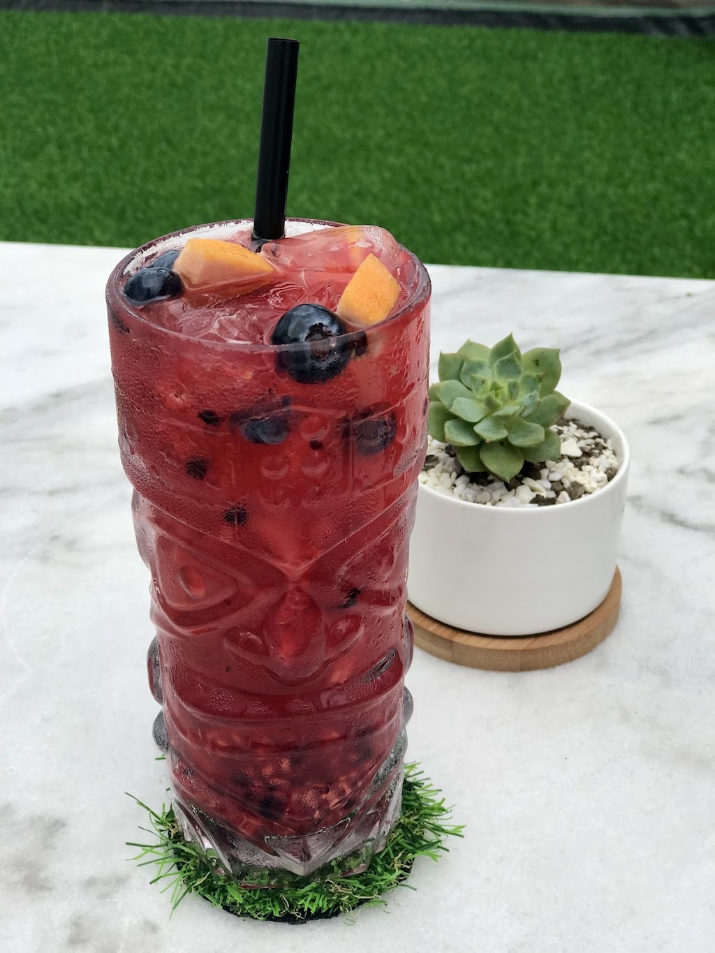 MALIBU / Restaurant & Bar.