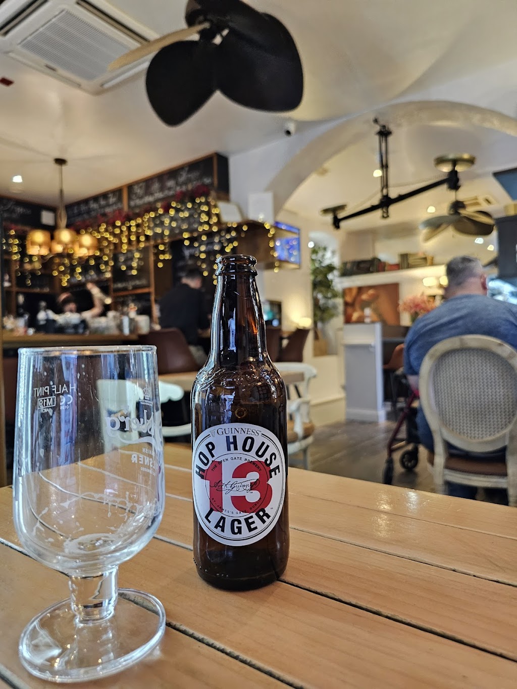 Jury's - Cafe and Wine Bar