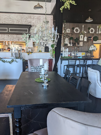 Chandelier Lounge Cuisine