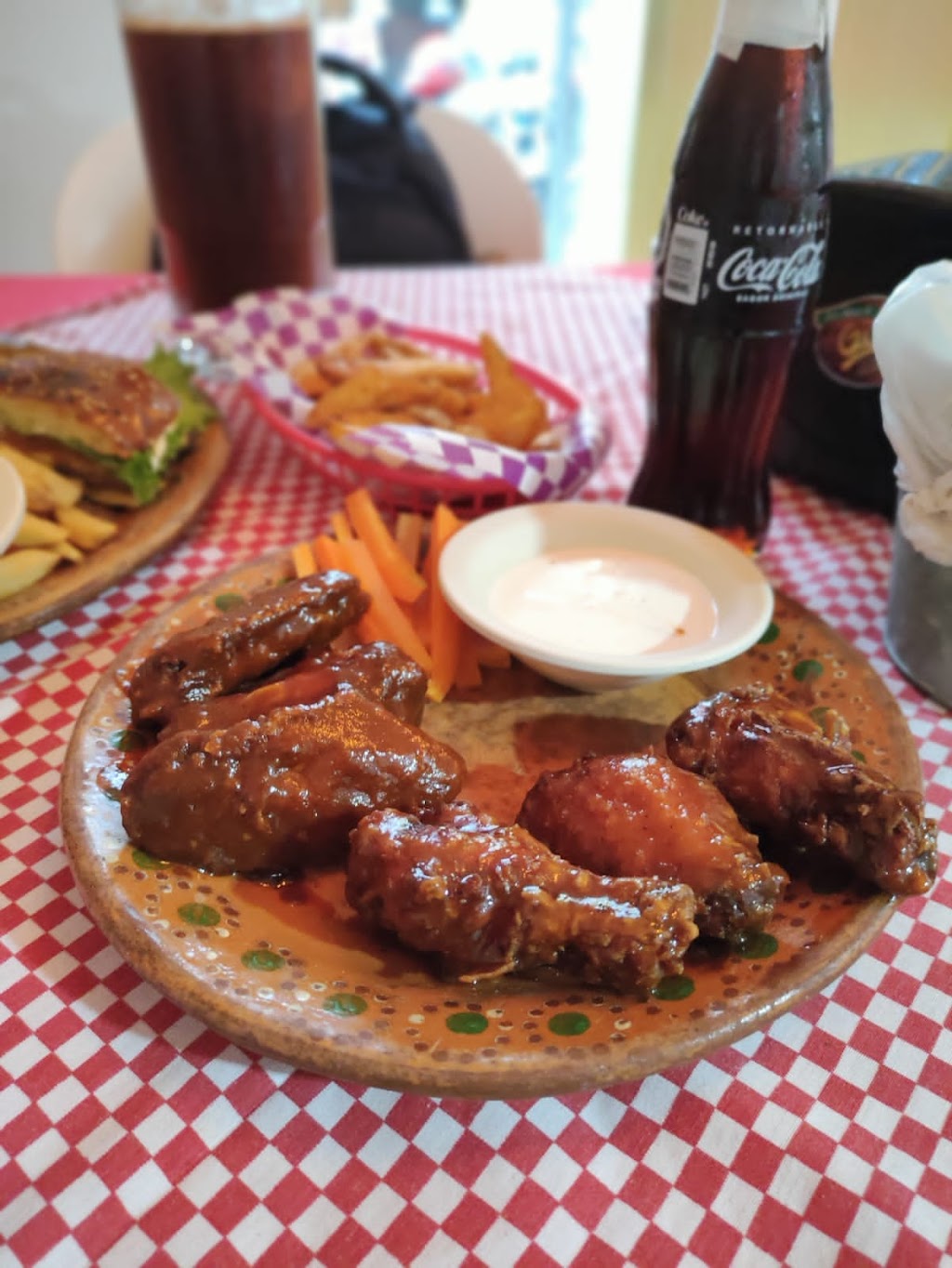 Alitas y costillas, Martínez de la Torre