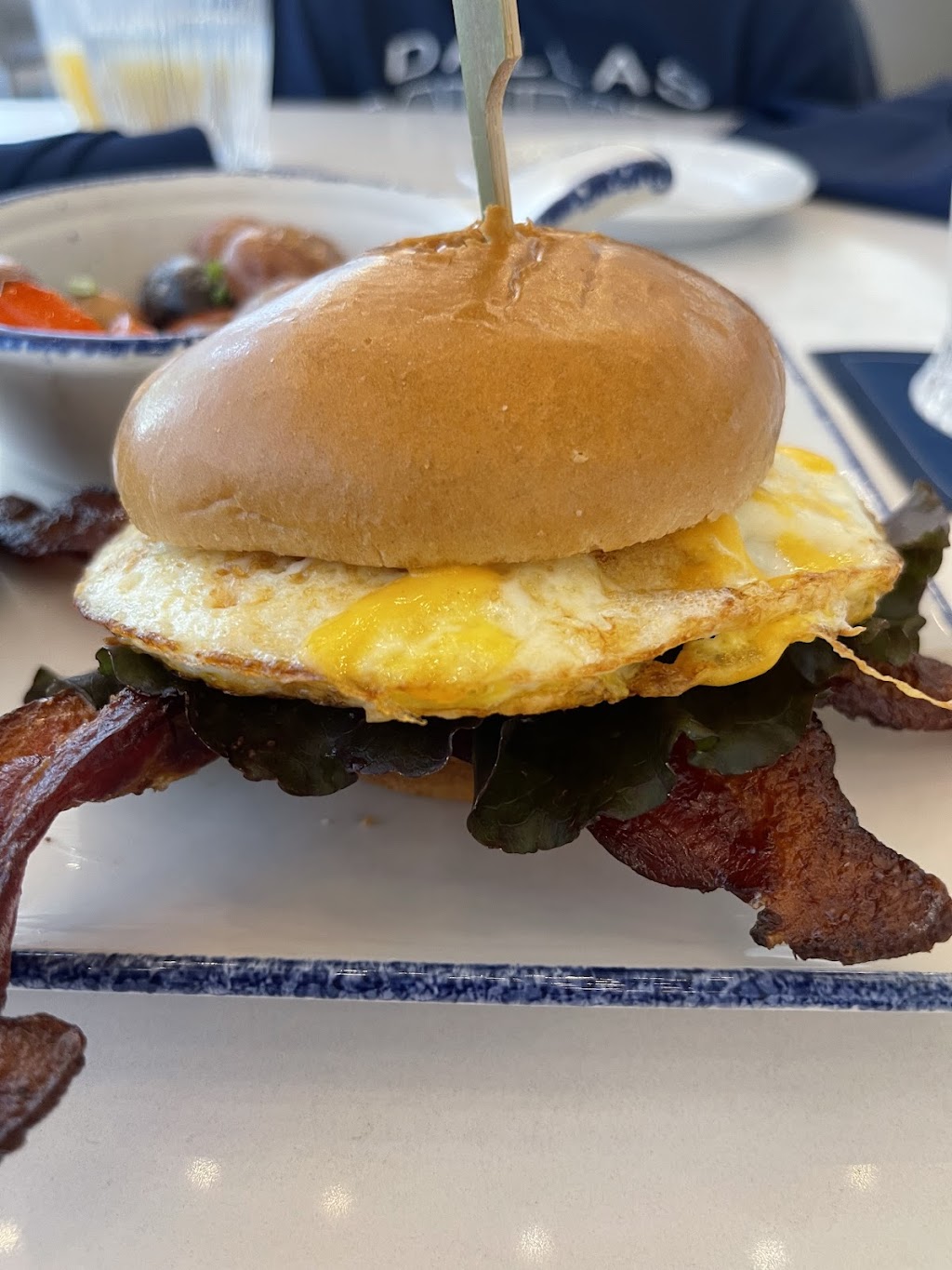 Ellie's Restaurant & Lounge