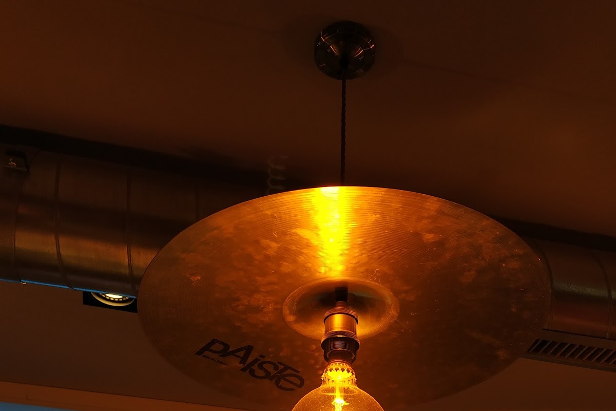 Skull Bar, Zierbena