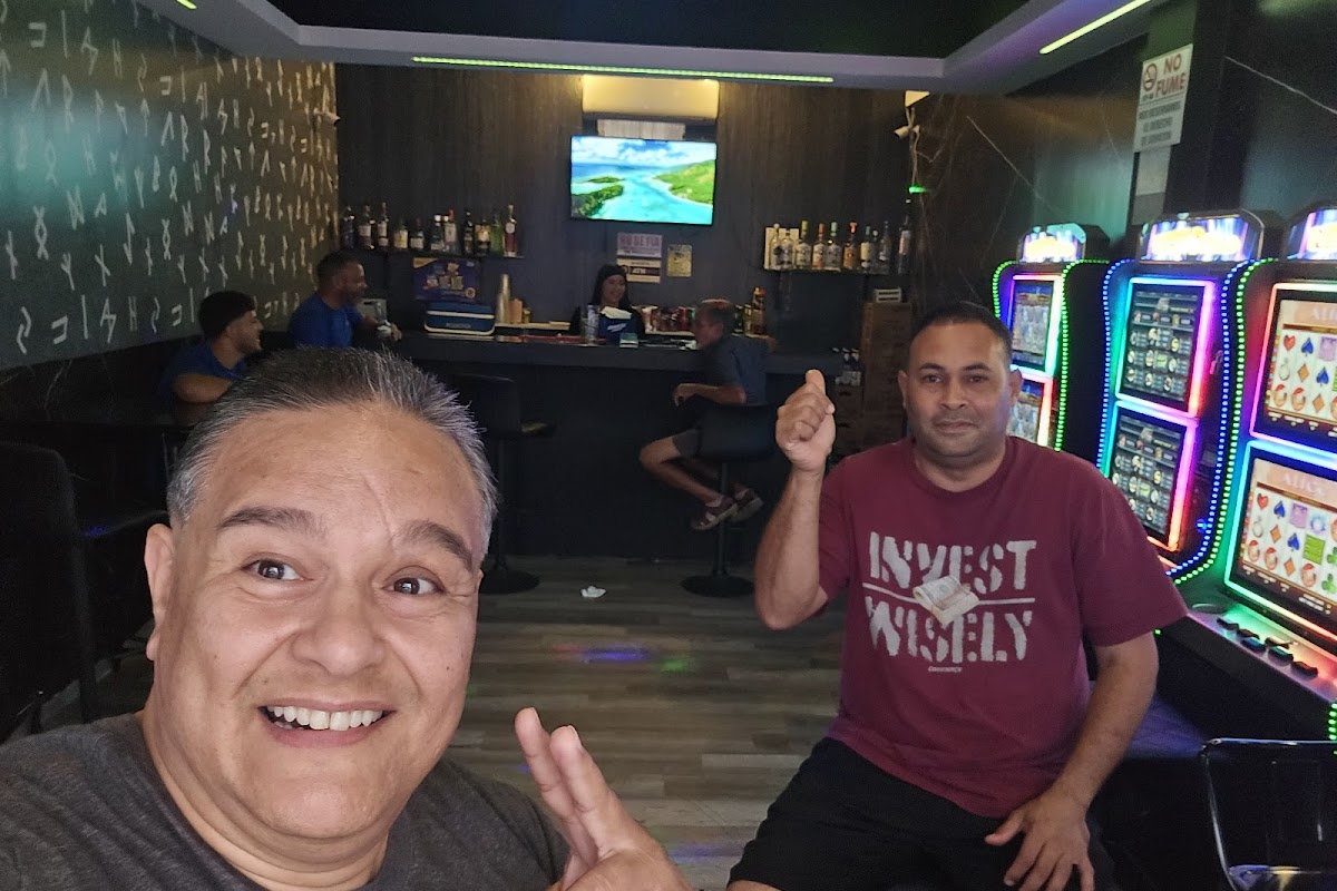 El Escondite Sport Bar