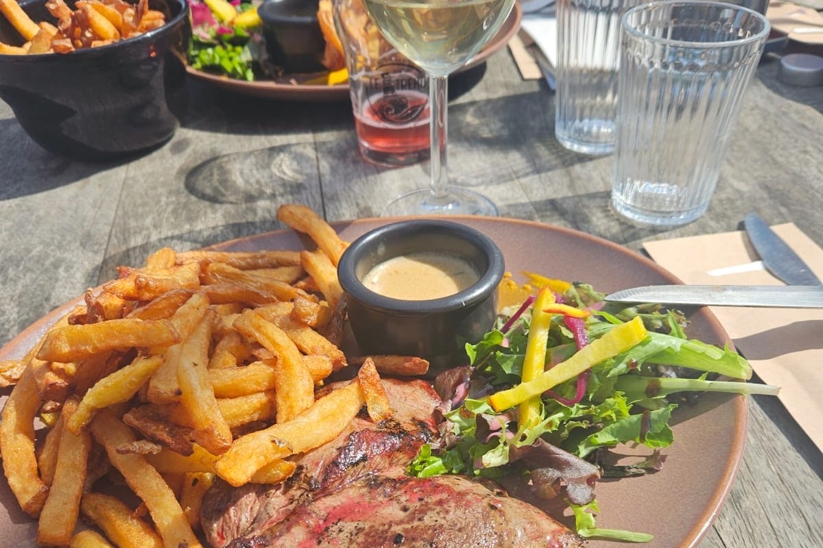 Le Trého Restaurant Brew House Bar